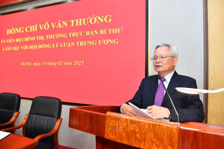 Đồng chí Tạ Ngọc Tấn, Phó Chủ tịch Thường trực Hội đồng Lý luận Trung ương trình bày Báo cáo thực hiện nhiệm vụ chính trị của Hội đồng từ khi thành lập Hội đồng nhiệm kỳ 2021-2026 đến nay.