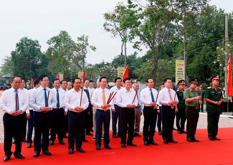 Chủ tịch nước Võ Văn Thưởng và các đồng chí lãnh đạo, nguyên lãnh đạo Đảng, Nhà nước dâng hương, dâng hoa tưởng niệm đồng chí Võ Văn Tần. (Ảnh: Thống Nhất/TTXVN)