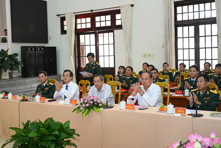 [Ảnh] Chủ tịch Quốc hội Vương Đình Huệ thăm, chúc Tết Bộ Chỉ huy quân sự tỉnh An Giang ảnh 4