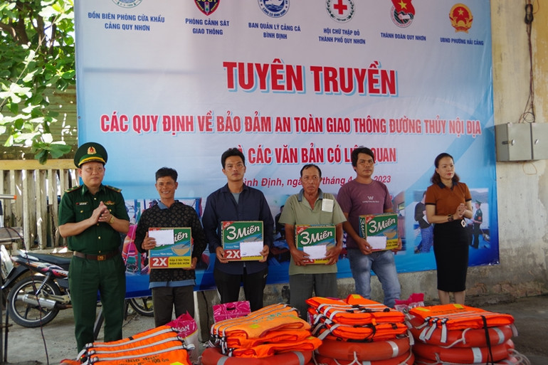 Các đơn vị tặng quà, áo phao cho ngư dân TP Quy Nhơn, tỉnh Bình Định.