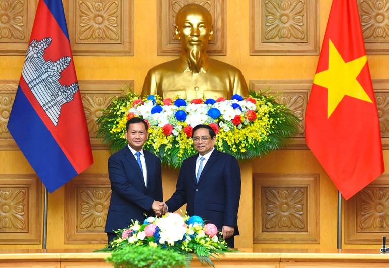 Thủ tướng Phạm Minh Chính và Thủ tướng Vương quốc Campuchia Samdech Moha Bovor Thipadei Hun Manet trước khi vào hội đàm.