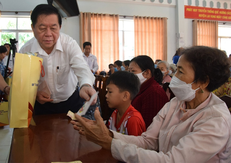 Đồng chí Nguyễn Trọng Nghĩa tặng quà cho các gia đình có hoàn cảnh khó khăn.