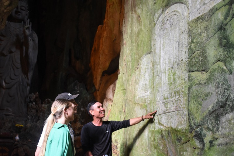 Du khách quốc tế tham quan di sản Ma nhai tại Danh thắng Ngũ Hành Sơn.