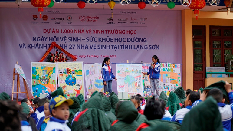 Quang cảnh tại Ngày hội Vệ sinh-Sức khỏe học đường và khánh thành 27 nhà vệ sinh trường học tại tỉnh Lạng Sơn.