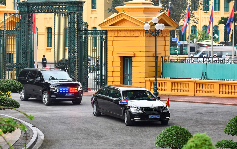 Đoàn xe đưa Thủ tướng Vương quốc Campuchia Samdech Moha Bovor Thipadei Hun Manet đến Phủ Chủ tịch.