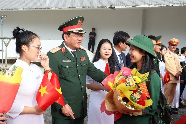 Lãnh đạo Quân khu 5 tặng hoa cho thanh niên Đỗ Hoàng Quý Loan, nữ tân binh duy nhất của tỉnh Quảng Ngãi viết đơn tình nguyện nhập ngũ.