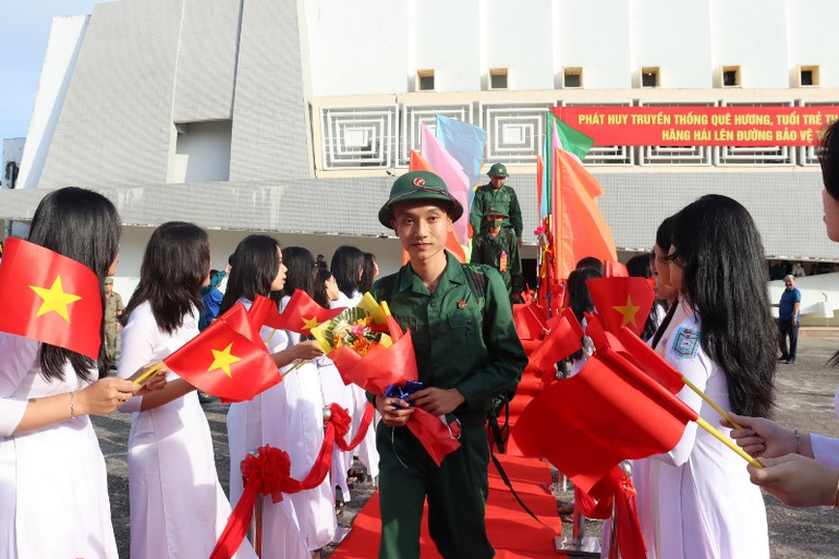 Các tân binh Quảng Ngãi đi qua cầu vinh quang lên đường về đơn vị.