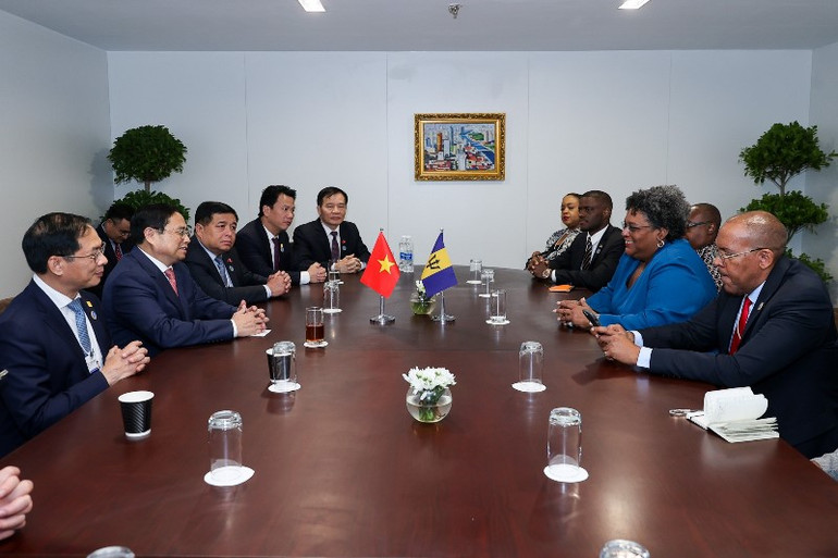 Quang cảnh cuộc gặp song phương giữa Thủ tướng Chính phủ Phạm Minh Chính và Thủ tướng Barbados Mia Mottley. (Ảnh: Nhật Bắc)
