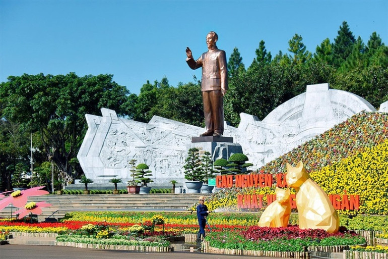 Tượng “Bác Hồ với các dân tộc Tây Nguyên” là công trình quan trọng, tạo điểm nhấn cho quần thể Quảng trường Đại Đoàn Kết.