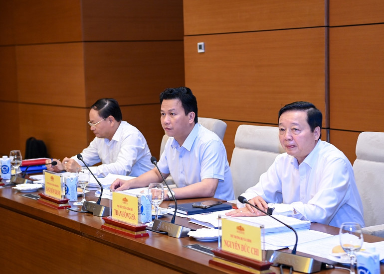 Phó Thủ tướng Chính phủ Trần Hồng Hà và các đại biểu dự buổi làm việc.