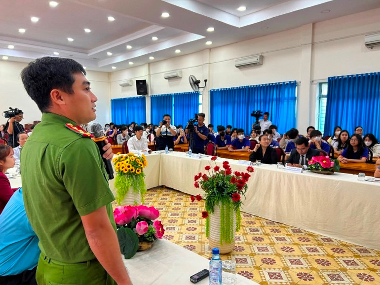 Cán bộ Phòng Cảnh sát hình sự Công an Thành phố trao đổi với các đại biểu, các em học sinh tại Toạ đàm. (Ảnh: QUANG QUÝ)