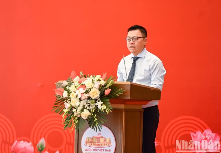 Ủy viên Trung ương Đảng, Tổng Biên tập Báo Nhân Dân, Phó Trưởng Ban Tuyên giáo Trung ương, Chủ tịch Hội Nhà báo Việt Nam Lê Quốc Minh báo cáo tại buổi gặp mặt. (Ảnh: Duy Linh)