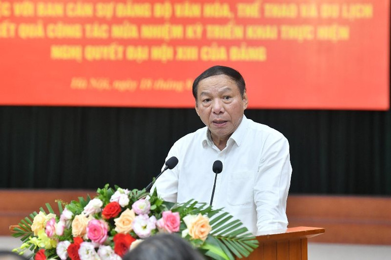 Nguyễn Văn Hùng, Bí thư Ban Cán sự Đảng, Bộ Trưởng Văn hóa, Thể thao và Du lịch báo cáo tại buổi làm việc.