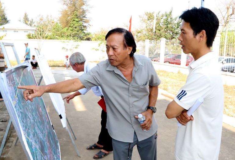 Người dân đến buổi đối thoại xem bản đồ hai tuyến đường kết nối sân bay Long Thành. Người dân đến buổi đối thoại xem bản đồ hai tuyến đường kết nối sân bay Long Thành.