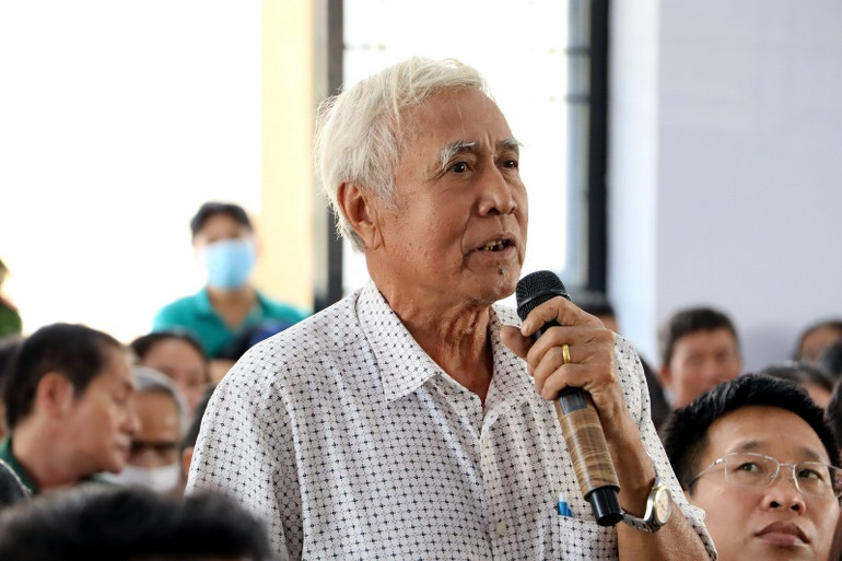 Người dân phát biểu ý kiến tại buổi đối thoại. Người dân phát biểu ý kiến tại buổi đối thoại.