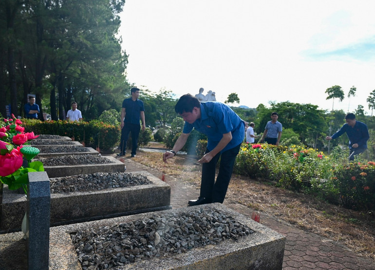 Tổng Thư ký, Chủ nhiệm Văn phòng Quốc hội Bùi Văn Cường và các đại biểu thắp hương tại phần mộ các liệt sĩ ở Nghĩa trang liệt sĩ thành phố Huế.