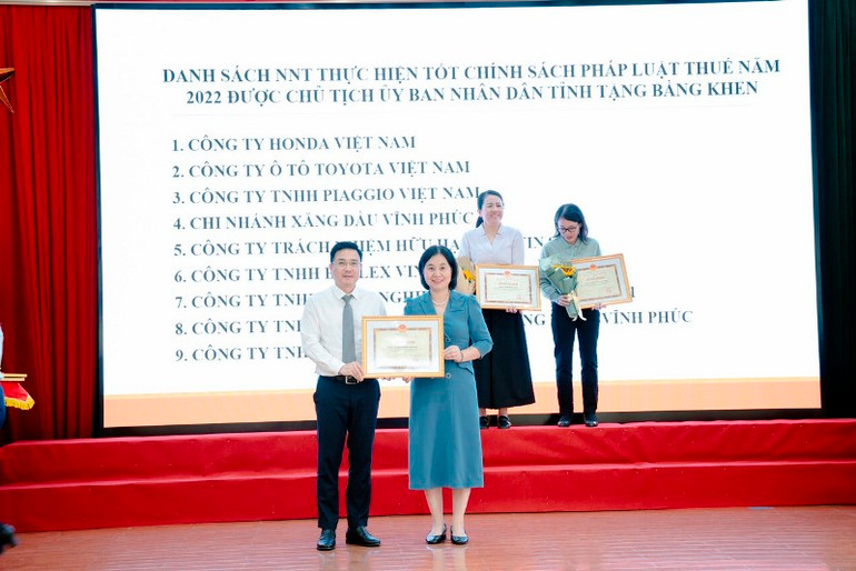 Lãnh đạo Ủy ban nhân dân tỉnh Vĩnh Phúc tặng Bằng khen cho Công ty TNHH Piaggio Việt Nam vì thành tích nộp ngân sách nhà nước.