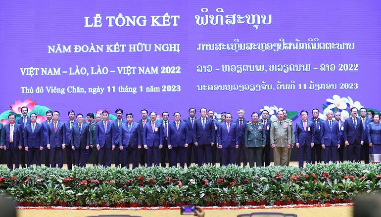 Thủ tướng Phạm Minh Chính và Thủ tướng Sonexay Siphandone chụp ảnh lưu niệm chung với các đại biểu.