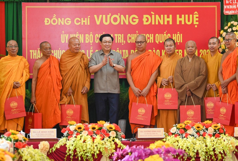 Chủ tịch Quốc hội Vương Đình Huệ tặng quà cho các sư sãi Hội Đoàn kết sư sãi yêu nước tỉnh Sóc Trăng. (Ảnh Duy Linh)