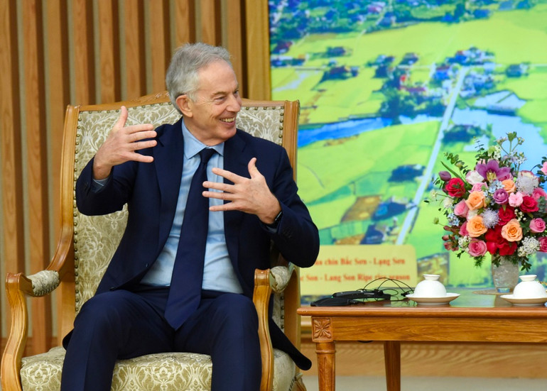 Ông Tony Blair bày tỏ cảm tình đặc biệt và kỳ vọng lớn vào tiềm năng phát triển của Việt Nam, ấn tượng với những tinh thần đổi mới, cầu thị của Chính phủ Việt Nam; cho biết phía Anh luôn coi trọng quan hệ đối tác chiến lược với Việt Nam và tin tưởng quan hệ hai nước sẽ tiếp tục được tăng cường trong thời gian tới.