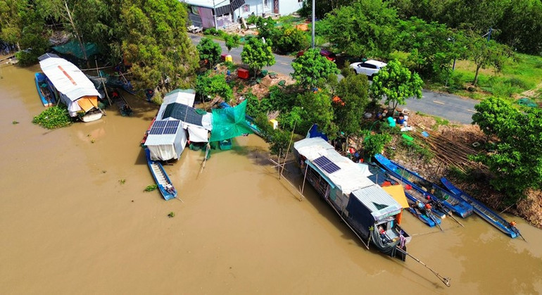 Xóm ghe du cư của gia đình ông Lê Văn Thứ, neo đậu bên bờ kênh Tha La, cặp tuyến dân cư vượt lũ ấp Cây Chăm, xã Vĩnh Tế.