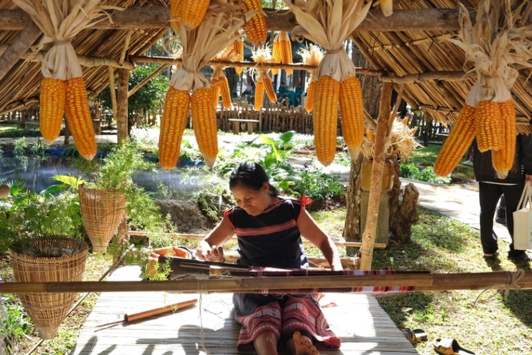 Tái hiện không gian văn hóa bản địa. Tái hiện không gian văn hóa bản địa.