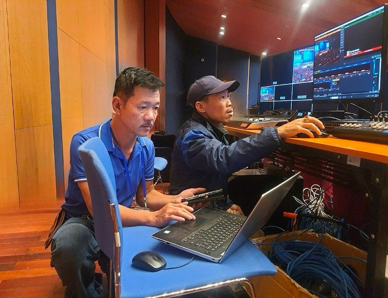 Nhân viên kỹ thuật của VNPT lắp đặt đường internet tốc độ cao phục vụ Đại hội. Nhân viên kỹ thuật của VNPT lắp đặt đường internet tốc độ cao phục vụ Đại hội.