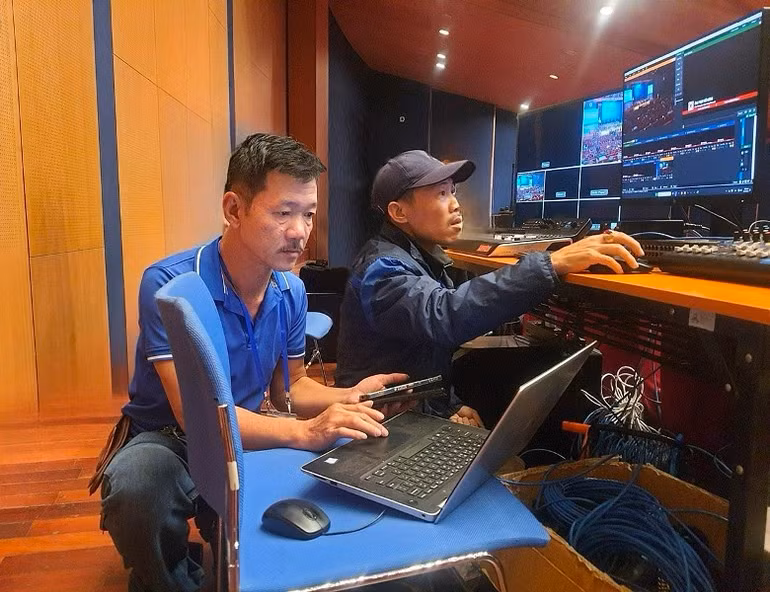 Nhân viên kỹ thuật của VNPT lắp đặt đường internet tốc độ cao phục vụ Đại hội.