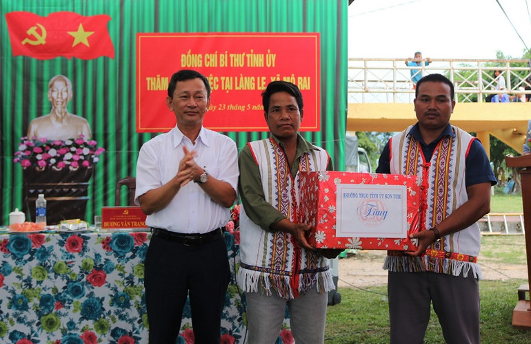 Đồng chí Dương Văn Trang (ngoài cùng bên trái) tặng quà cho bà con Rơ Măm tại làng Le, xã Mô Rai, huyện Sa Thầy