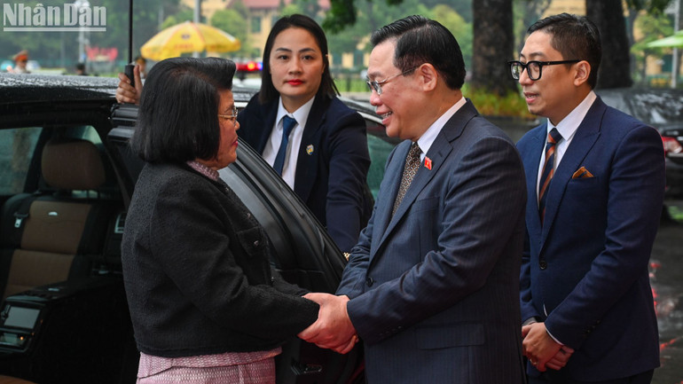 Chủ tịch Quốc hội Vương Đình Huệ nồng nhiệt chào mừng Chủ tịch Quốc hội Campuchia Samdech Khuon Sudary thăm chính thức Việt Nam.