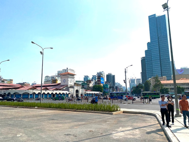 Người dân và du khách đã cảm thấy thỏa mái hơn khi đi bộ trước Công viên 23/9, tạo mỹ quan ở khu vực Trung tâm quận 1, thu hút du khách tham quan.