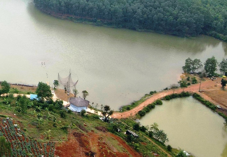 Ông Bùi Mạnh Dũng trong khi xây dựng Dự án trái phép “Khu giáo dục trải nghiệm Trưng Vương Garden” đã tự ý ngăn lòng hồ đoạn dài 40m để tạo hồ trữ nước. Ông Bùi Mạnh Dũng trong khi xây dựng Dự án trái phép “Khu giáo dục trải nghiệm Trưng Vương Garden” đã tự ý ngăn lòng hồ đoạn dài 40m để tạo hồ trữ nước.
