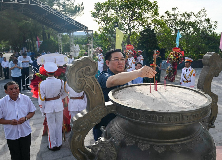 Chủ tịch Quốc hội Vương Đình Huệ dâng hương tưởng niệm tại Nghĩa trang liệt sĩ thành phố Huế.