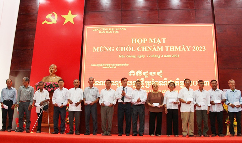 Đại diện lãnh đạo tỉnh Hậu Giang tặng quà cán bộ hưu trí, gia đình chính sách, người có uy tín trong đồng bào dân tộc Khmer.