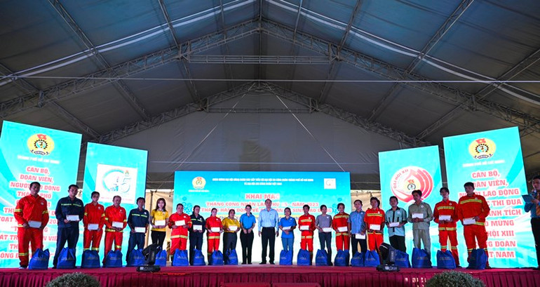Liên đoàn Lao động Thành phố Hồ Chí Minh trao các phần quà cho công nhân lao động tiêu biểu tại lễ khai mạc Tháng Công nhân.