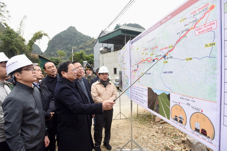 Thủ tướng Phạm Minh Chính khảo sát dự án cao tốc Đồng Đăng-Trà Lĩnh.