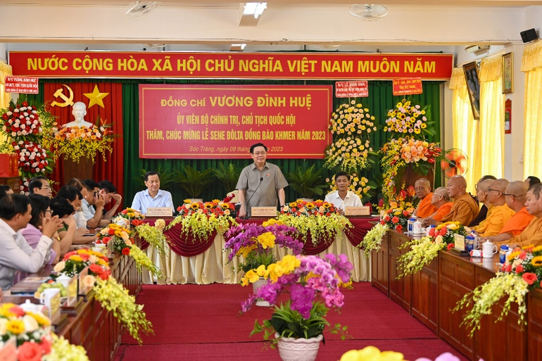 Chủ tịch Quốc hội Vương Đình Huệ phát biểu thăm hỏi, chúc mừng Lê Sene Dolta của đồng bào dân tộc Khmer năm 2023. (Ảnh Duy Linh)