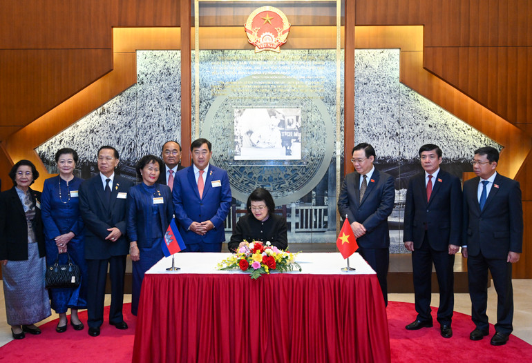 Chủ tịch Quốc hội Campuchia Samdech Khuon Sudary ghi Sổ vàng lưu niệm tại Phòng truyền thống Quốc hội Việt Nam.