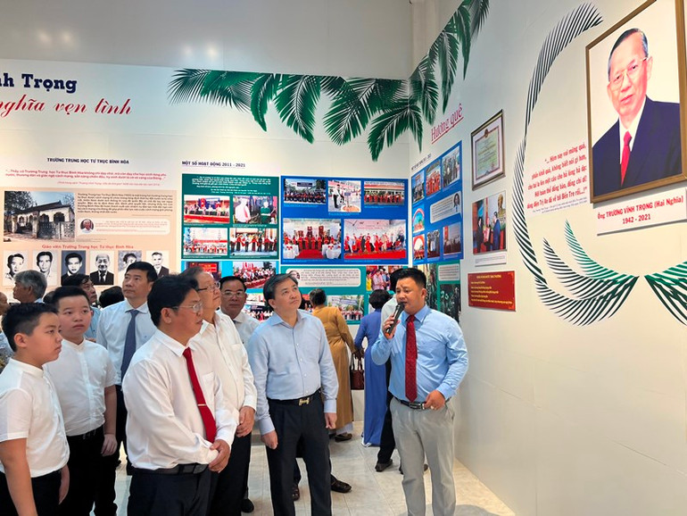 Lãnh đạo tham dự lễ tham quan khu trưng bày chuyên đề “Trương Vĩnh Trọng - Trọn nghĩa vẹn tình”.