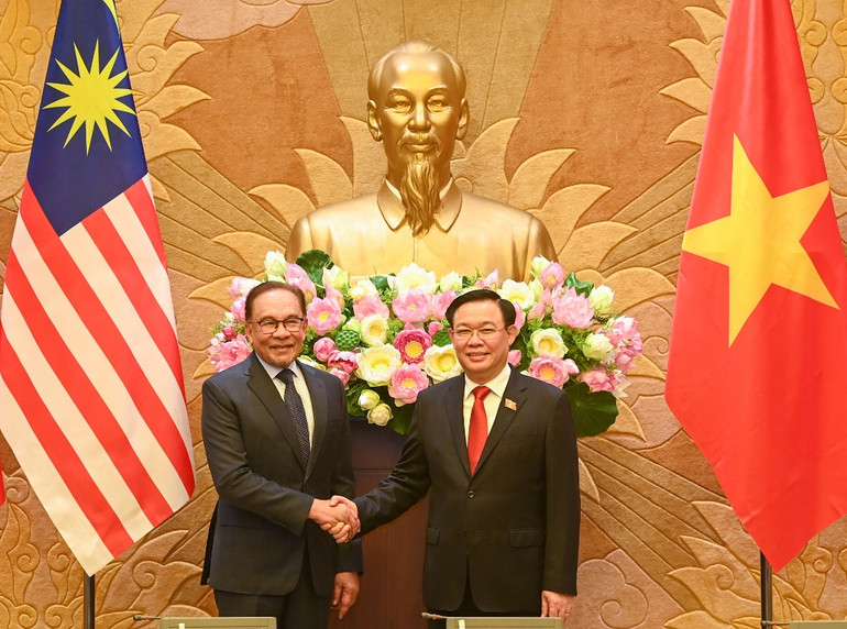 Chủ tịch Quốc hội Vương Đình Huệ và Thủ tướng Malaysia Anwar Ibrahim tại buổi tiếp.