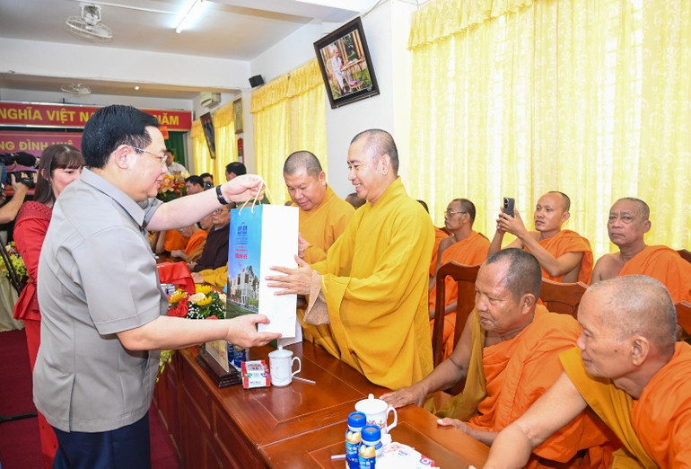 Chủ tịch Quốc hội Vương Đình Huệ tặng quà cho các vị chức sắc tôn giáo tỉnh Sóc Trăng. (Ảnh Duy Linh)