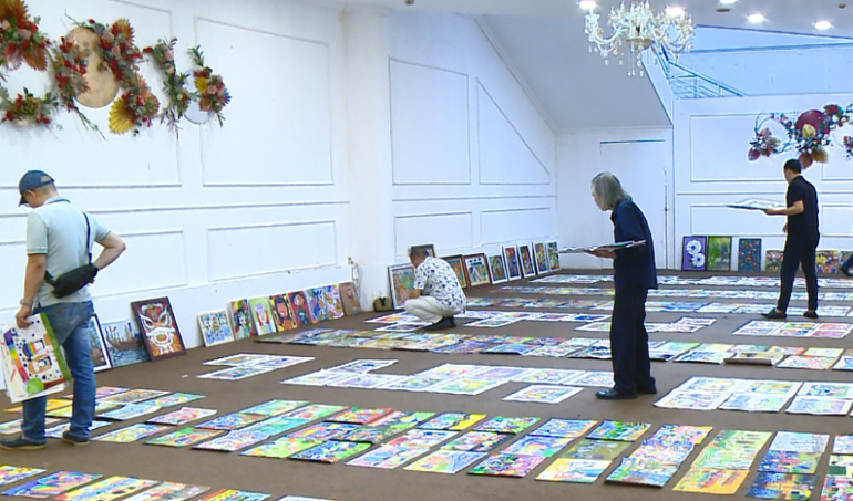 Hội đồng tuyển chọn và chấm giải thưởng tiến hành lựa chọn các tác phẩm lọt vào vòng chung khảo.