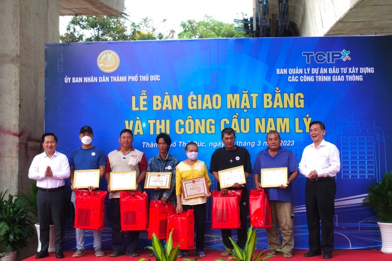 Người dân bàn giao mặt bằng để thành phố Thủ Đức và chủ đầu tư tiếp tục thi công Công trình cầu Nam Lý sau nhiều năm ách tắc.