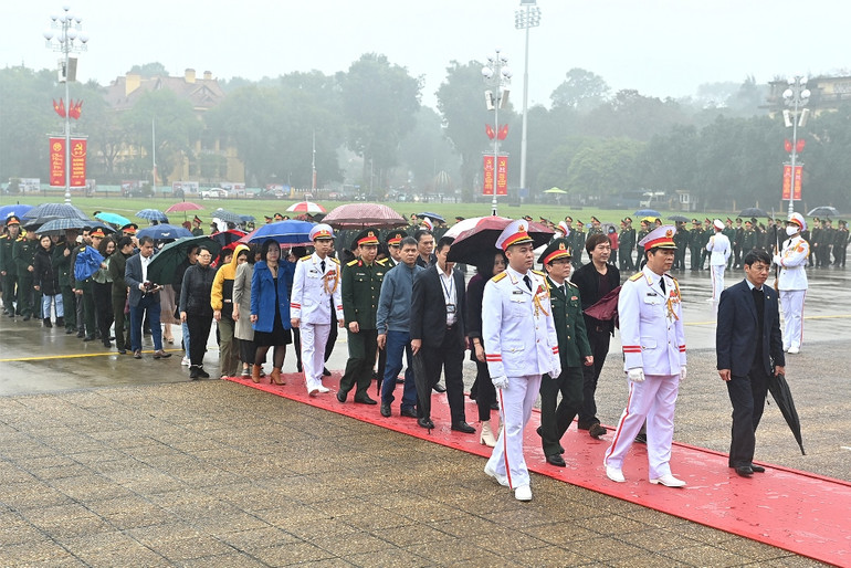 [Ảnh] Lãnh đạo Đảng, Nhà nước vào Lăng viếng Chủ tịch Hồ Chí Minh ảnh 10