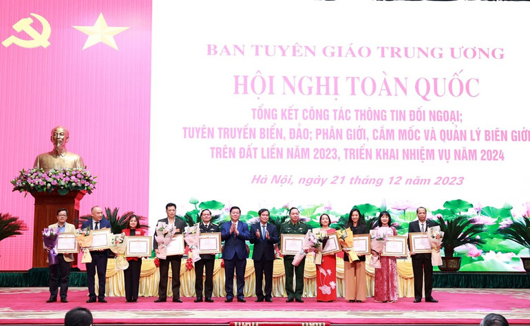 Trưởng Ban Tuyên giáo Trung ương Nguyễn Trọng Nghĩa trao Bằng khen cho các tập thể có thành tích xuất sắc. (Ảnh: Phương Hoa - TTXVN)