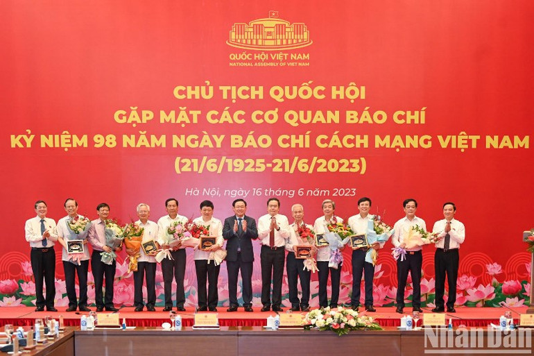 Chủ tịch Quốc hội Vương Đình Huệ và các Phó Chủ tịch Quốc hội trao quà lưu niệm cho các nhà báo lão thành tại buổi gặp mặt. (Ảnh: Duy Linh)