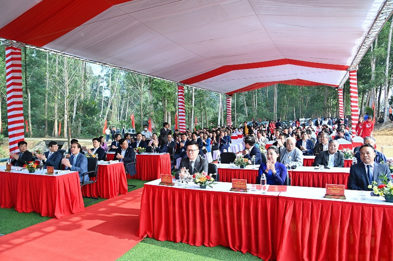 Các đồng chí lãnh đạo Báo Nhân Dân, tỉnh Tuyên Quang và các đại biểu tại buổi lễ. (Ảnh: THỦY NGUYÊN)