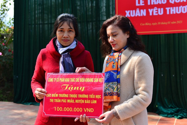 Bà Nguyễn Thị Minh Lan, Phó Chủ tịch Hội đồng Quản trị VMPCo trao tặng 100 triệu đồng cho Trường tiểu học thị trấn Pác Miầu (huyện Bảo Lâm). Bà Nguyễn Thị Minh Lan, Phó Chủ tịch Hội đồng Quản trị VMPCo trao tặng 100 triệu đồng cho Trường tiểu học thị trấn Pác Miầu (huyện Bảo Lâm).