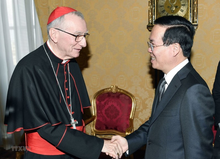 Chủ tịch nước Võ Văn Thưởng gặp Thủ tướng Vatican, Hồng y Pietro Parolin. (Ảnh: TTXVN)
