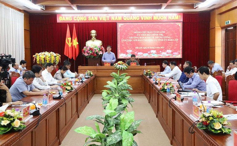 Bí thư Tỉnh ủy Đắk Lắk Nguyễn Đình Trung phát biểu tại buổi làm việc.